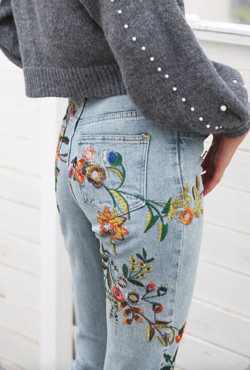 Topshop Denim - Topshop Moto Beautiful Floral Embroidered High Waisted Mom Jean - Size 28